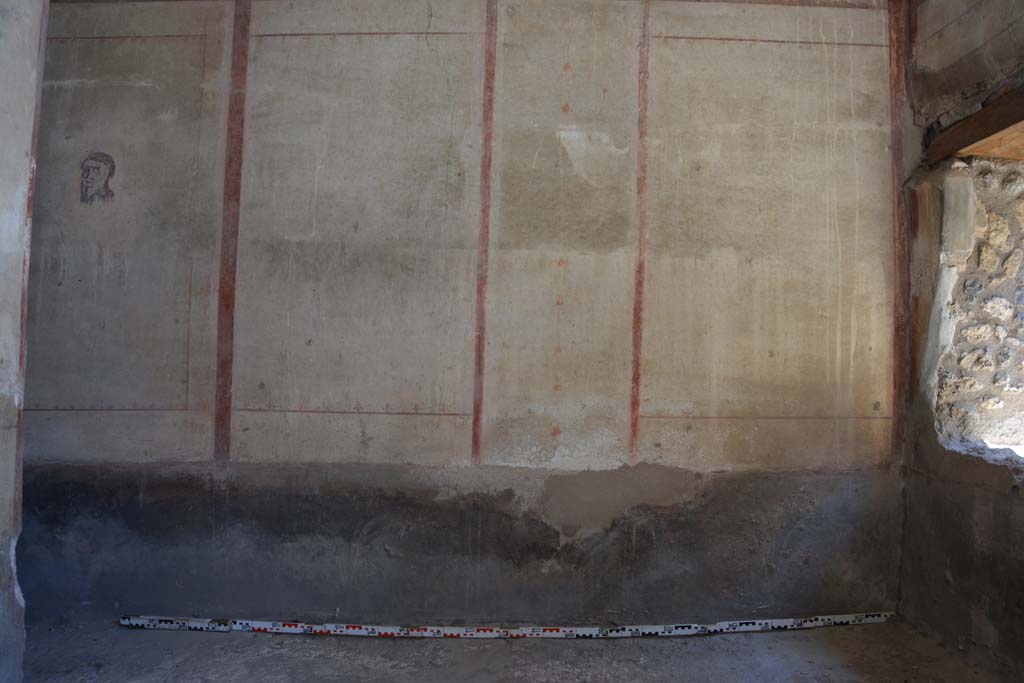 IX.5.6 Pompeii. May 2017. 
Room l (L), looking towards east wall at south end, with window in south-east corner, (also could be described as the east wall of room k�). 
Foto Christian Beck, ERC Grant 681269 D�COR.

