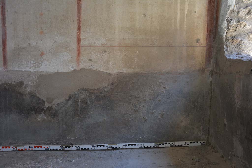 IX.5.6 Pompeii. May 2017. 
Room l (L), zoccolo on east wall at south end in south-east corner (also could be described as the east wall of room k�). 
Foto Christian Beck, ERC Grant 681269 D�COR.

