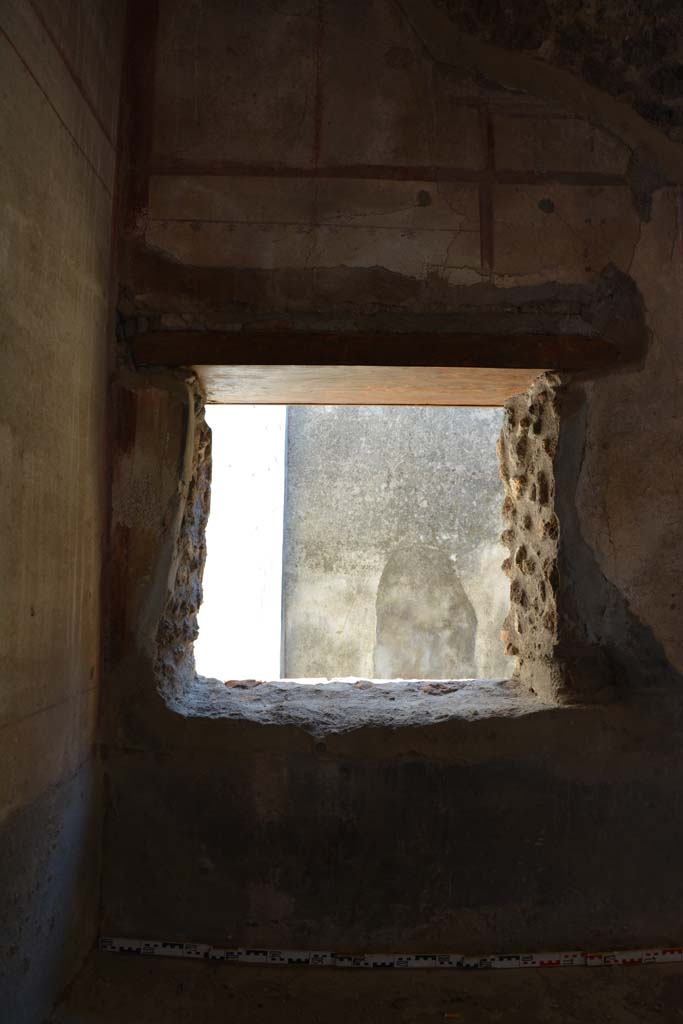 IX.5.6 Pompeii. May 2017. Room l (L), window in south wall in south-east corner. 
Foto Christian Beck, ERC Grant 681269 D�COR.
