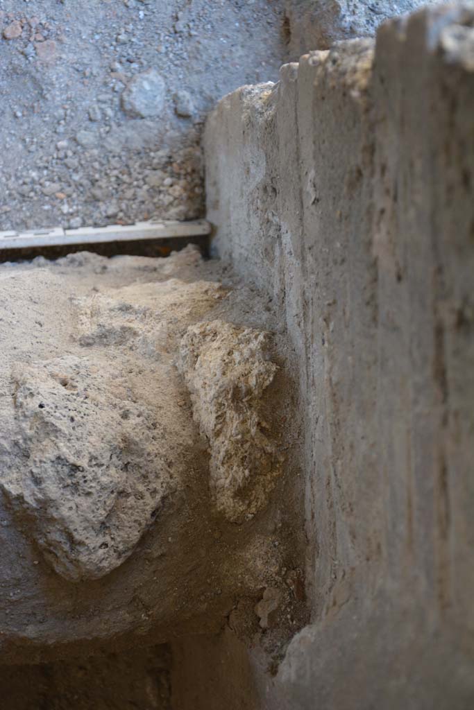 IX.5.6 Pompeii. May 2017. Room l (L), detail of feature on west side of steps, looking from above.
Foto Christian Beck, ERC Grant 681269 D�COR.
