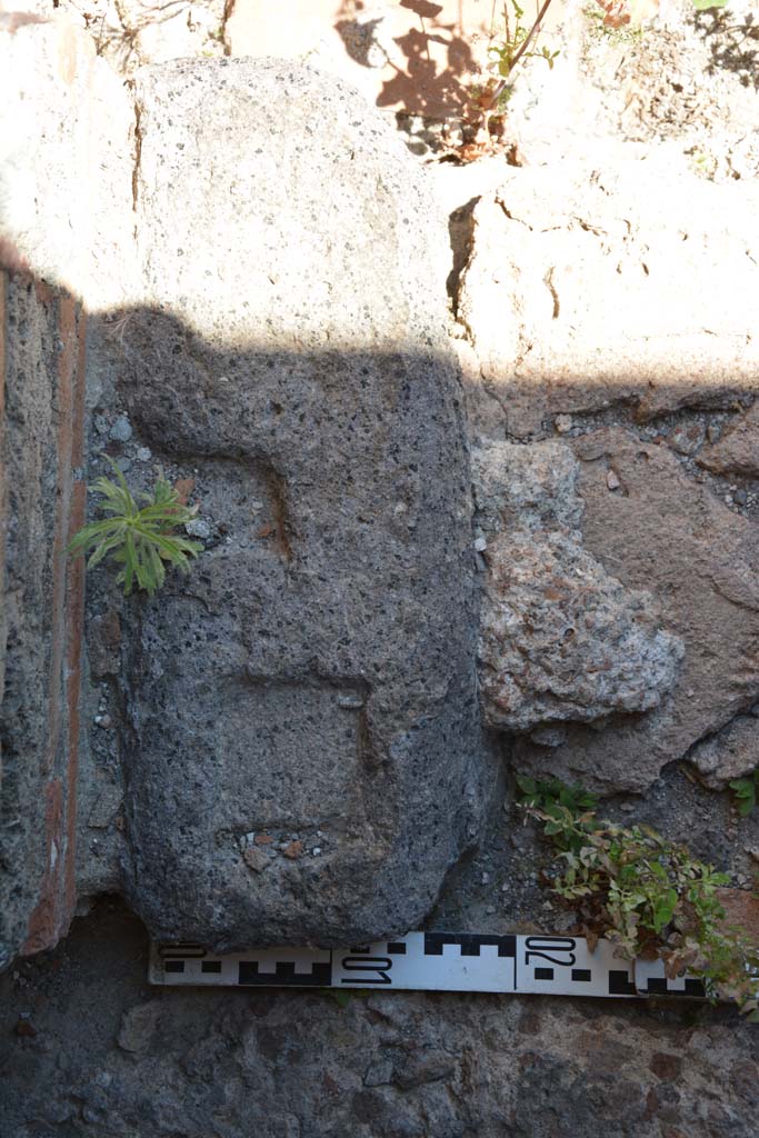 IX.5.6 Pompeii. May 2017. Room l (L), detail from doorway threshold on east side of steps. 
Foto Christian Beck, ERC Grant 681269 D�COR.
