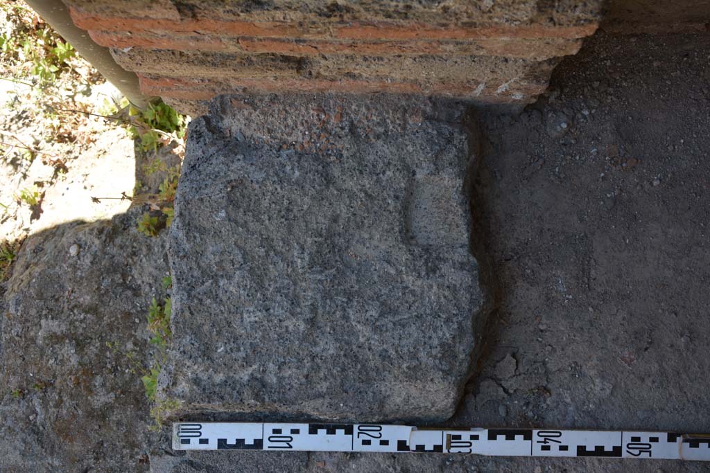 IX.5.6 Pompeii. May 2017. Room l (L), doorway threshold at west side of doorway with steps. 
Foto Christian Beck, ERC Grant 681269 D�COR.

