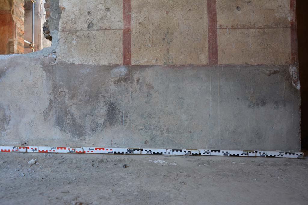 IX.5.6 Pompeii. May 2017. Room l (L), zoccolo on north wall at east end, with corridor, on right. 
Foto Christian Beck, ERC Grant 681269 D�COR.
