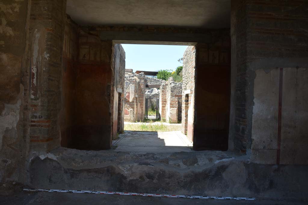 IX.5.6 Pompeii. May 2017. Room l (L), north wall, looking through window into tablinum and across atrium to entrance doorway.
Foto Christian Beck, ERC Grant 681269 D�COR.
