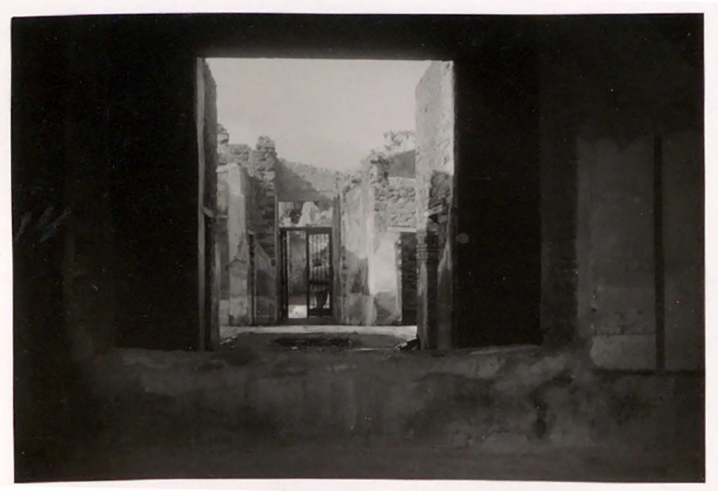 IX.5.6. Pompeii. Pre-1942. Looking north from tablinum across atrium to entrance doorway.
See Warscher, T. 1942. Catalogo illustrato degli affreschi del Museo Nazionale di Napoli. Sala LXXX. Vol.2. Rome, Swedish Institute.
DAIR 40.810.  Photo � Deutsches Arch�ologisches Institut, Abteilung Rom, Arkiv.

