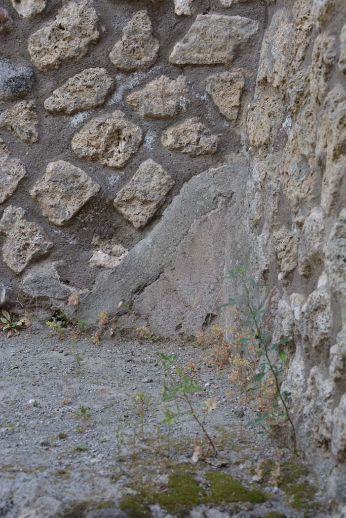 IX.5.7 Pompeii. May 2017. Detail of plaster on east wall above steps in south-east corner.
Foto Christian Beck, ERC Grant 681269 D�COR.

