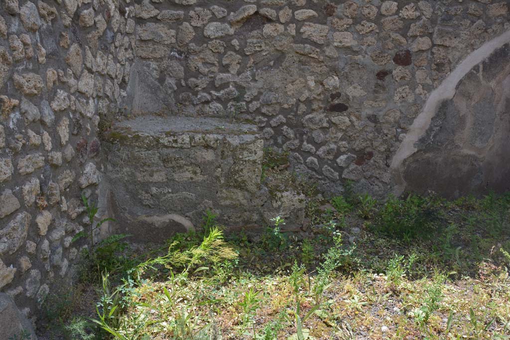 IX.5.7 Pompeii. May 2017. Lower south wall at east end, with detail of base of steps.
Foto Christian Beck, ERC Grant 681269 D�COR.
