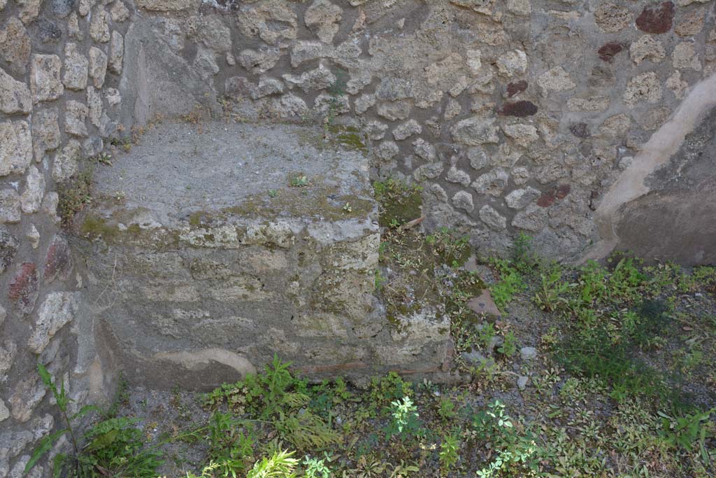 IX.5.7 Pompeii. May 2017. Detail of north side of base of steps to upper floor.
Foto Christian Beck, ERC Grant 681269 D�COR.

