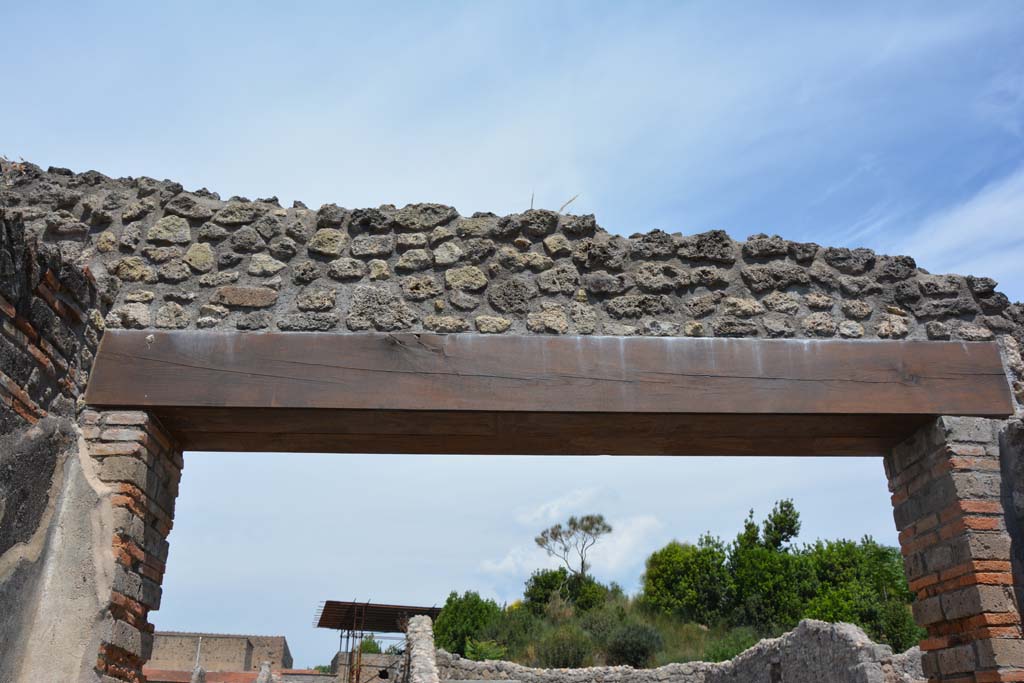 IX.5.7 Pompeii. May 2017. Upper north wall above entrance doorway.
Foto Christian Beck, ERC Grant 681269 D�COR.

