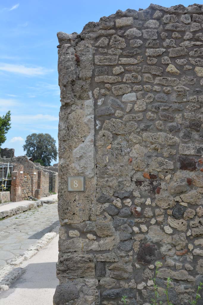 IX.5.8 Pompeii. May 2017. Looking towards pilaster on east side of entrance doorway.
Foto Christian Beck, ERC Grant 681269 D�COR.

