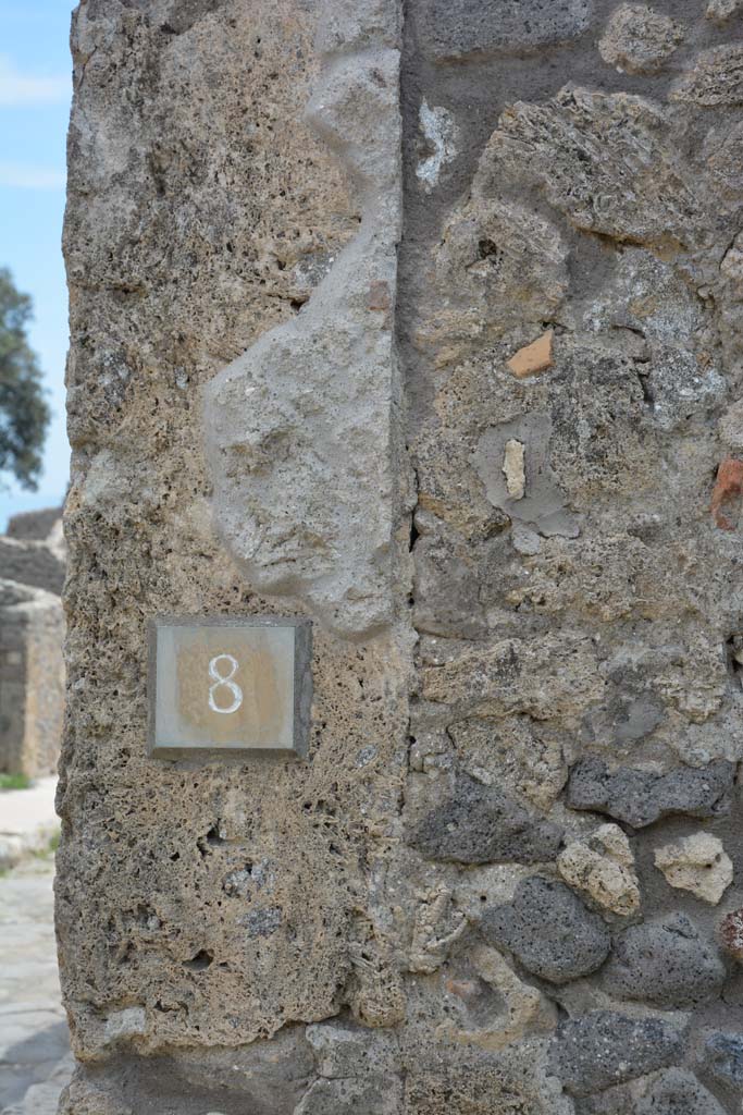IX.5.8 Pompeii. May 2017. Detail of pilaster on east side of entrance doorway.
Foto Christian Beck, ERC Grant 681269 D�COR.
