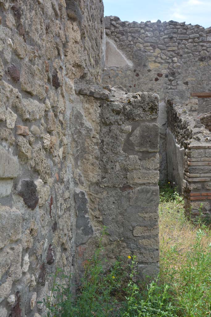 IX.5.8 Pompeii. May 2017. Pilaster against east wall dividing shop-room and rear room.
Foto Christian Beck, ERC Grant 681269 D�COR.

