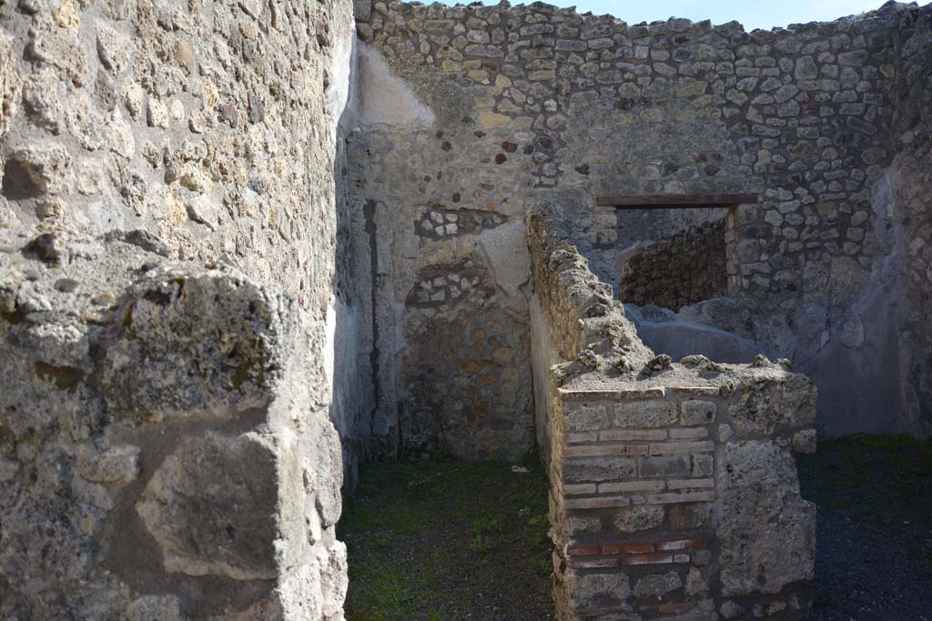 IX.5.8, Pompeii. March 2017. Looking south towards small room in south-east corner.
Foto Christian Beck, ERC Grant 681269 D�COR.

