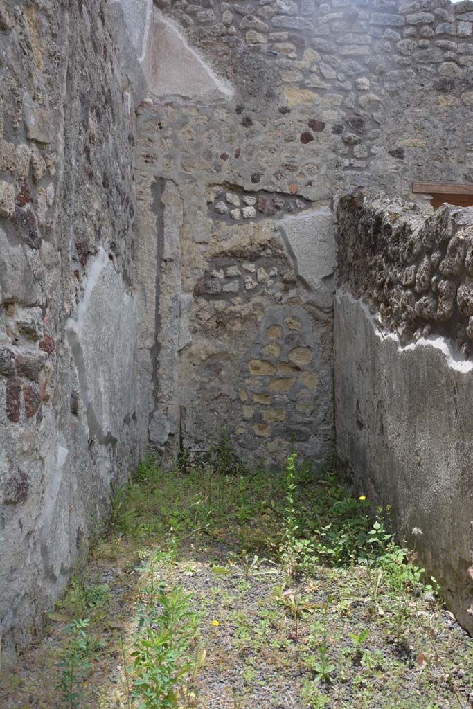 IX.5.8 Pompeii. May 2017. Looking south in small room in south-east corner.
Foto Christian Beck, ERC Grant 681269 D�COR.
