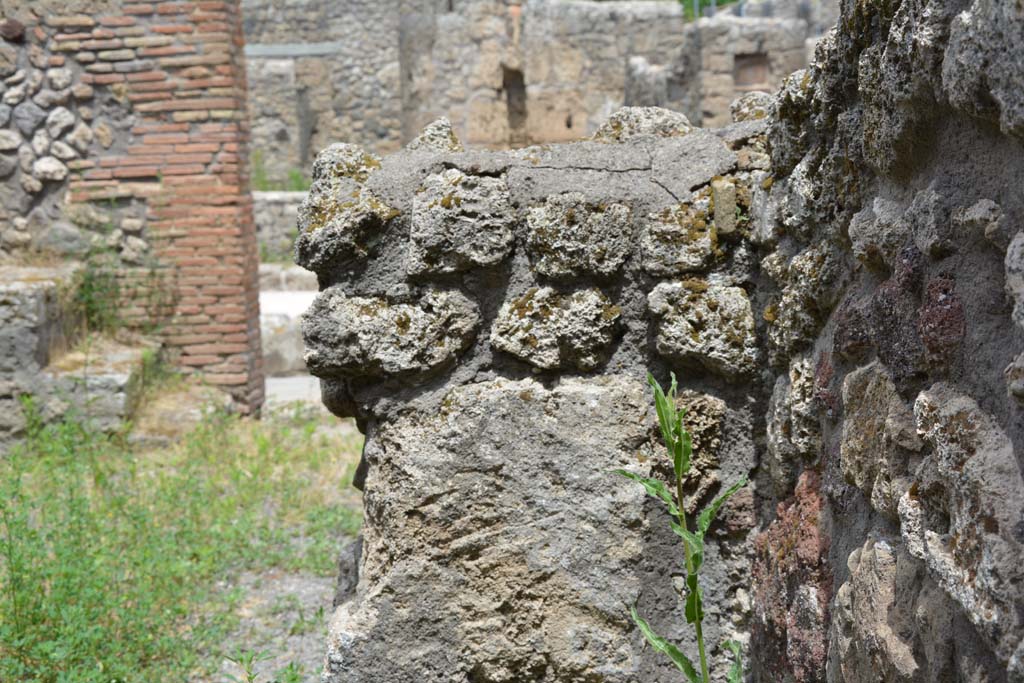 IX.5.8 Pompeii. May 2017. Detail of small wall in north-east corner.
Foto Christian Beck, ERC Grant 681269 D�COR.

