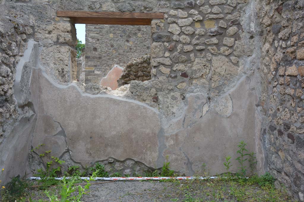IX.5.8 Pompeii. May 2017. Looking towards lower south wall with window into IX.5.9.
Foto Christian Beck, ERC Grant 681269 D�COR.

