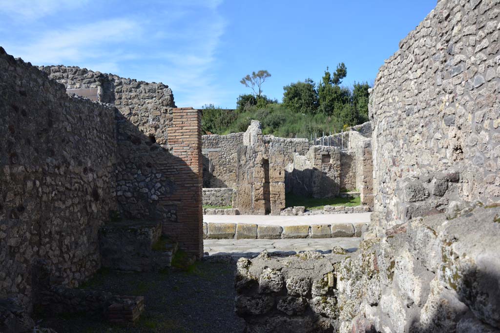 IX.5.8, Pompeii. March 2017. Looking north from rear room towards doorway onto Via di Nola. 
Foto Christian Beck, ERC Grant 681269 D�COR.

