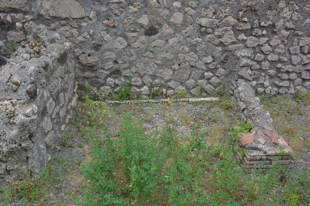 IX.5.8 Pompeii. May 2017. Looking across flooring towards lower west wall.
Foto Christian Beck, ERC Grant 681269 D�COR.
