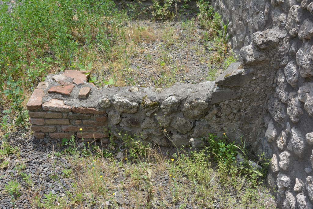 IX.5.8 Pompeii. May 2017. Looking south to wall dividing central room, top, and shop-room, lower. 
Foto Christian Beck, ERC Grant 681269 D�COR.



