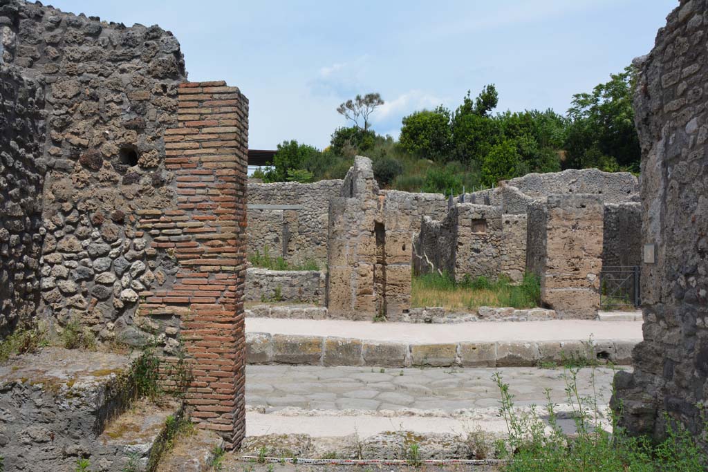 IX.5.8 Pompeii. May 2017. Looking north towards entrance doorway onto Via di Nola. 
Foto Christian Beck, ERC Grant 681269 D�COR.
