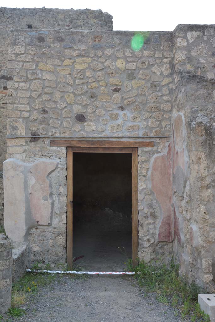 IX.5.9 Pompeii. May 2017. 
Room �l (L)� ,looking west towards doorway to room in north-west corner of peristyle.
Foto Christian Beck, ERC Grant 681269 D�COR.
