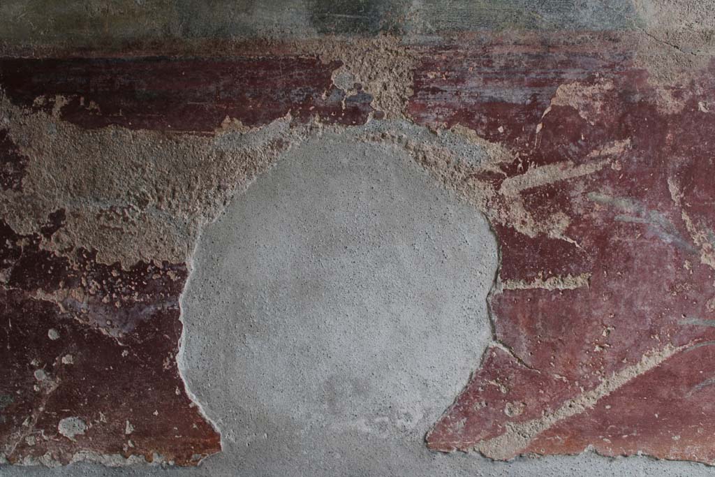 IX.5.9 Pompeii. May 2019. Room l (L), zoccolo on lower north wall at west end, continuation.  
Foto Christian Beck, ERC Grant 681269 D�COR.
