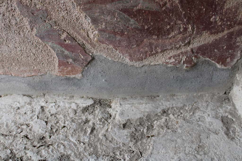 IX.5.9 Pompeii. May 2019. Room �l (L)�, floor and zoccolo near south wall in south-west corner.  
Foto Christian Beck, ERC Grant 681269 D�COR.

