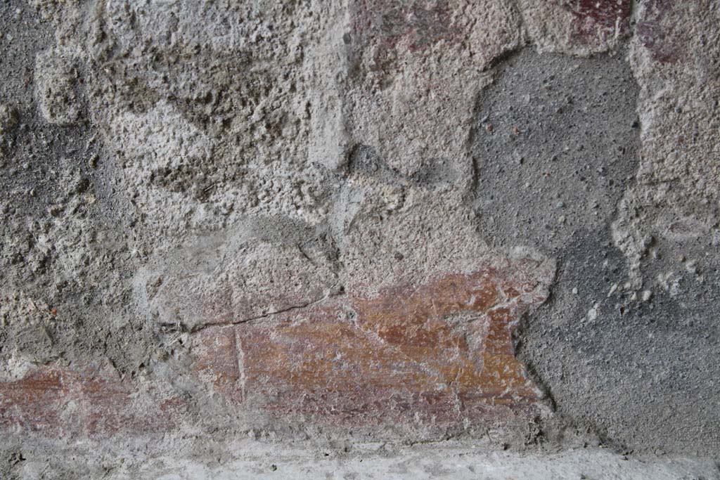 IX.5.9 Pompeii. May 2019. Room �l (L)�, detail from lower zoccolo under window in south wall, at floor level.   
Foto Christian Beck, ERC Grant 681269 D�COR.
