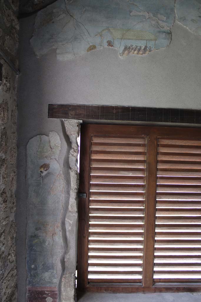 IX.5.9 Pompeii. May 2019. Room �l (L)�, south wall at east end of window.  
Foto Christian Beck, ERC Grant 681269 D�COR.

