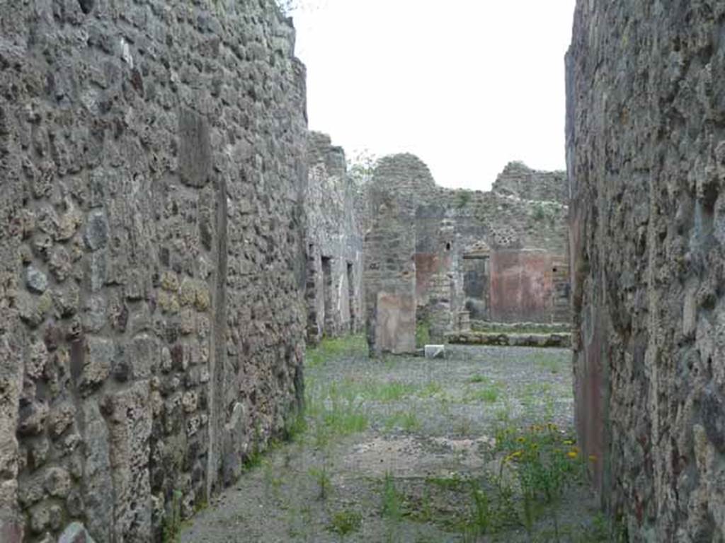 IX.5.9 Pompeii. May 2010. Looking south from entrance towards rooms �m�, �n� and �o�.    