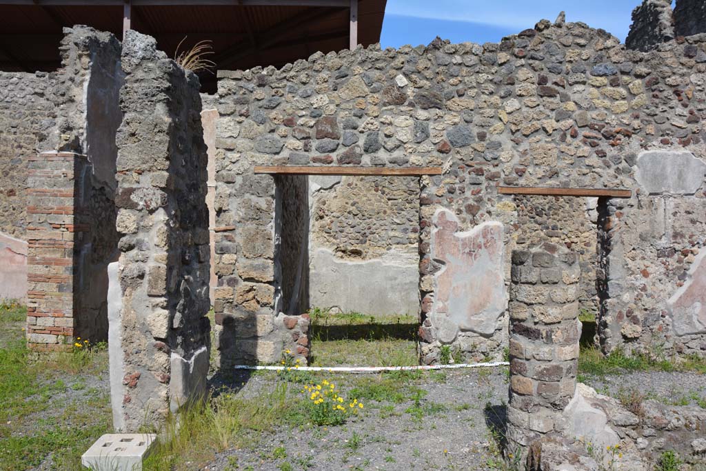 IX.5.9 Pompeii. May 2017. Room �m�, looking east along north portico towards two doorways into room.
Foto Christian Beck, ERC Grant 681269 D�COR.
