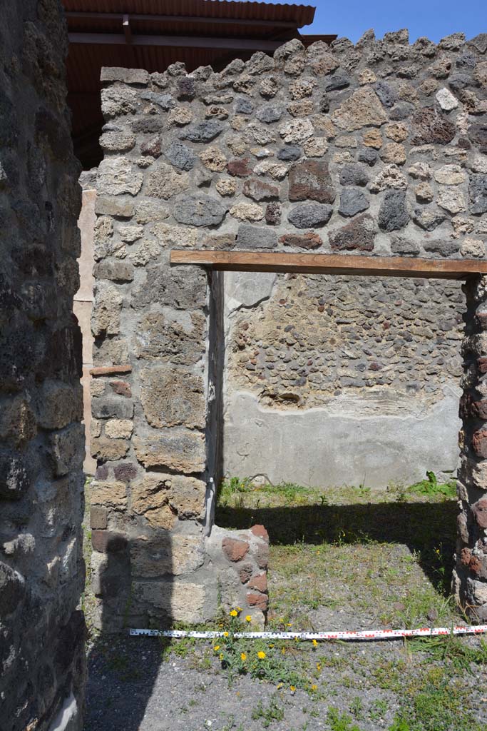 IX.5.9 Pompeii. May 2017. Room �m�, looking east through doorway at north end of east portico.
Foto Christian Beck, ERC Grant 681269 D�COR.
