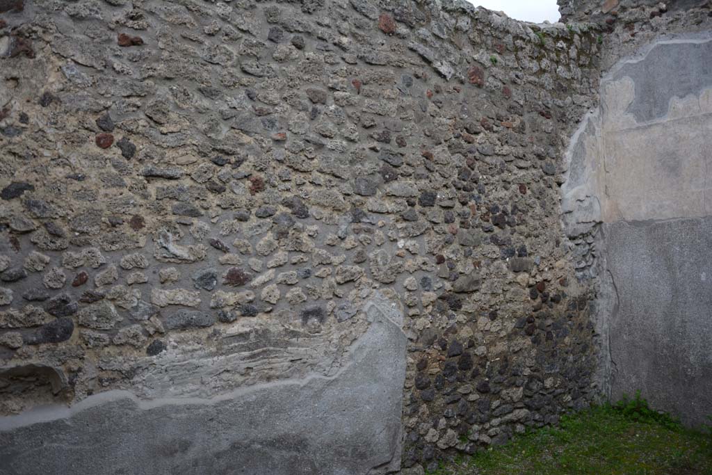 IX.5.9 Pompeii. March 2017. Room m, looking south along east wall towards south-east corner. 
Foto Christian Beck, ERC Grant 681269 D�COR.


