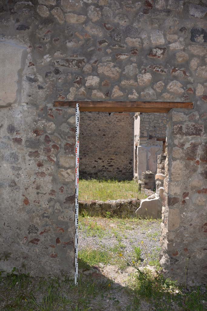 IX.5.9 Pompeii. May 2017. 
Room �m�, west wall at south end, with a doorway to east portico �k�.
Foto Christian Beck, ERC Grant 681269 D�COR.

