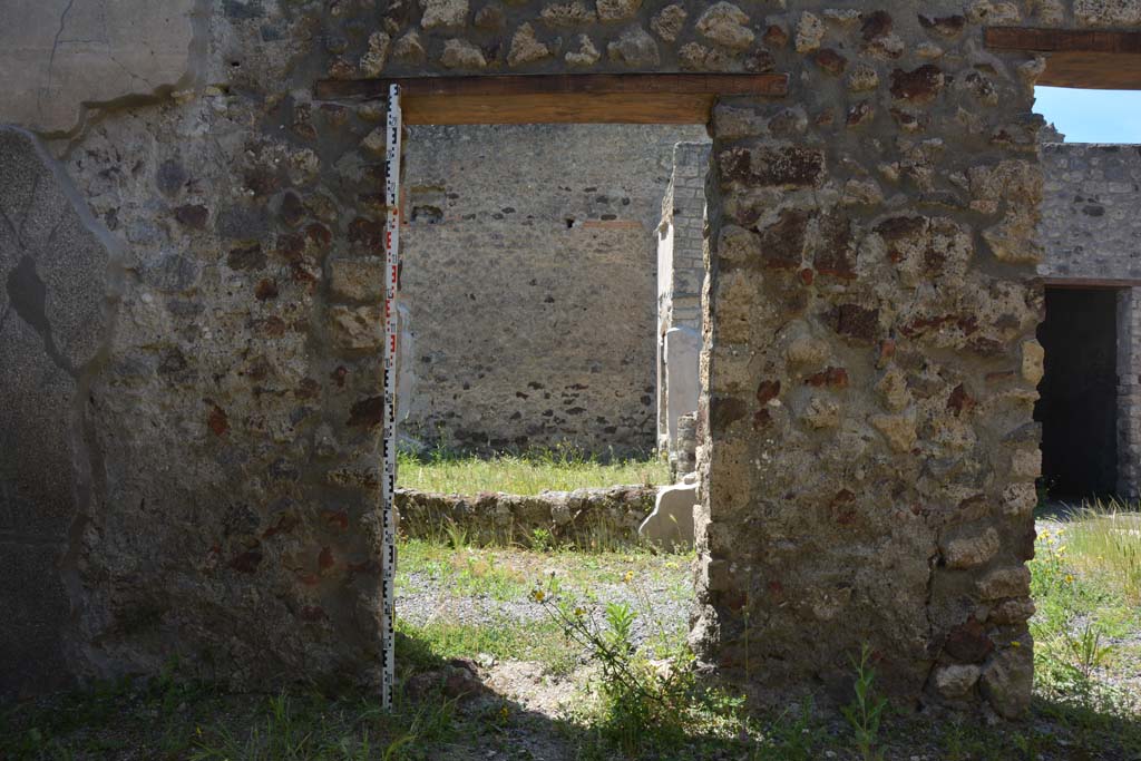 IX.5.9 Pompeii. May 2017. Room �m�, west wall with a doorway at south end, with pilaster between doorway at north end.
Foto Christian Beck, ERC Grant 681269 D�COR.
