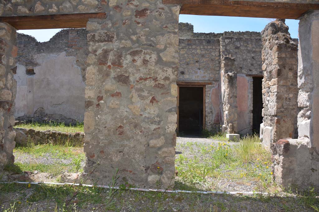 IX.5.9 Pompeii. May 2017. Room �m�, west wall with two doorways to east portico �k�.
Foto Christian Beck, ERC Grant 681269 D�COR.

