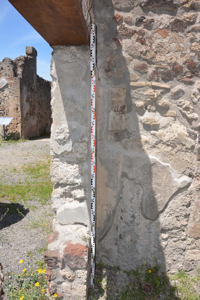 IX.5.9 Pompeii. May 2017. Room �m�, looking towards north side of doorway in north-west corner.
Foto Christian Beck, ERC Grant 681269 D�COR.
