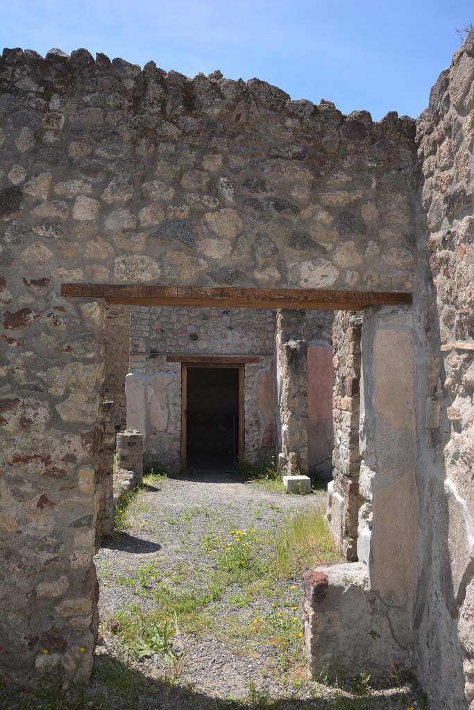 IX.5.9 Pompeii. May 2017. 
Room �m�, west wall at north end, with doorway to east portico �k�.
Foto Christian Beck, ERC Grant 681269 D�COR.
