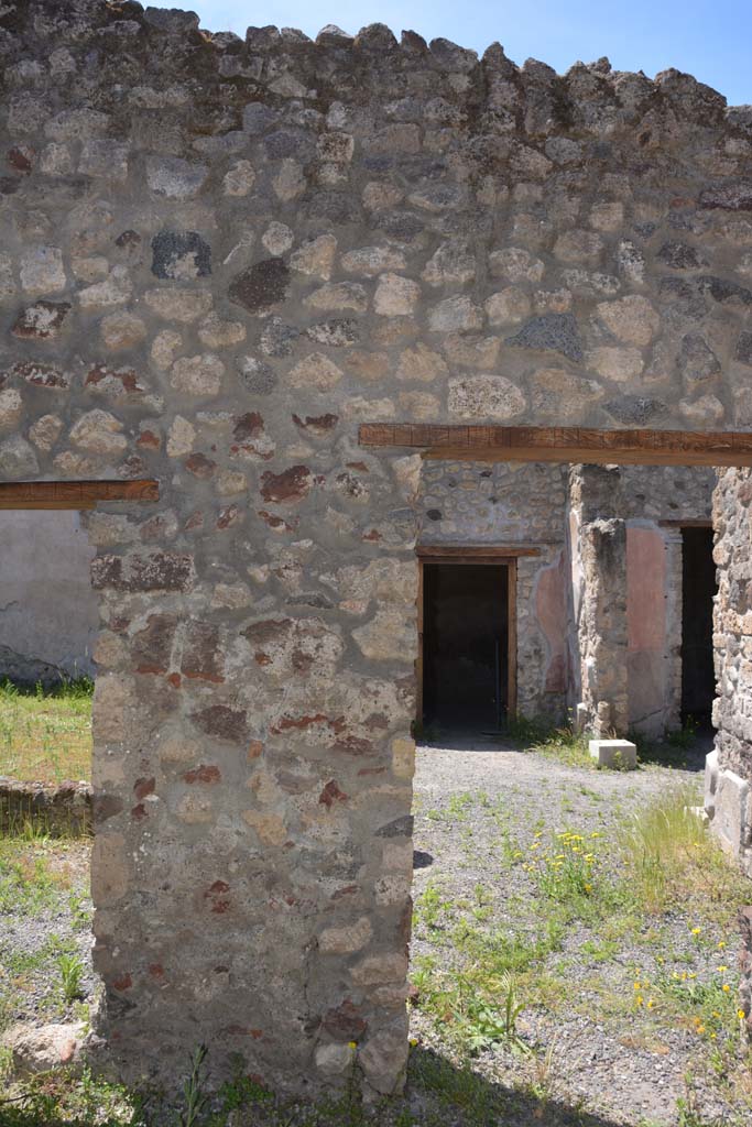 IX.5.9 Pompeii. May 2017. 
Room �m�, looking towards upper wall above doorways in west wall, looking out onto east portico �k�.
Foto Christian Beck, ERC Grant 681269 D�COR.
