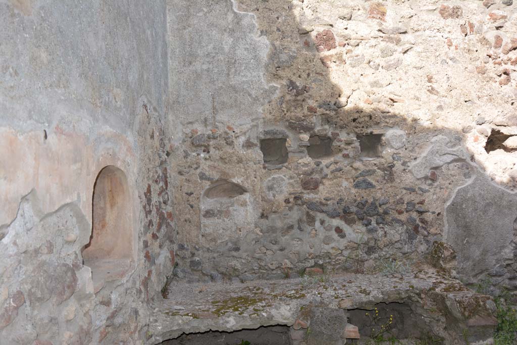 IX.5.9 Pompeii. May 2017. Room �n�, looking towards east wall in north-east corner above hearth, with a bricked-up niche.
The holes in the wall housed the beams for a low attic.
Foto Christian Beck, ERC Grant 681269 D�COR.
