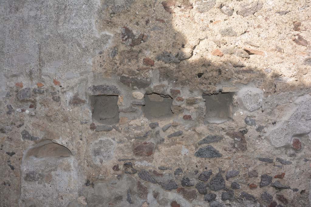 IX.5.9 Pompeii. May 2017. Room �n�, detail from east wall showing the holes for the beams to support the low room above.
Foto Christian Beck, ERC Grant 681269 D�COR.
