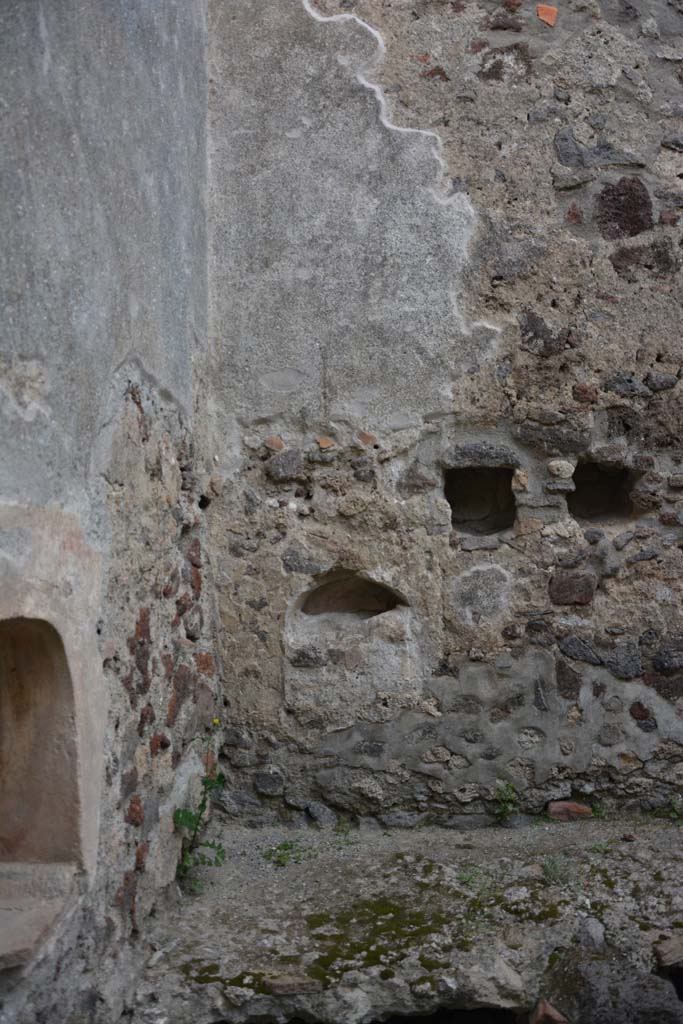 IX.5.9 Pompeii. March 2017. Room n, detail from north-east corner above hearth. 
Foto Christian Beck, ERC Grant 681269 D�COR.
