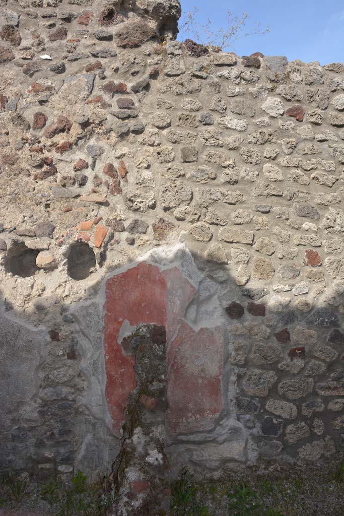 IX.5.9 Pompeii. May 2017. 
Room �n/q�, remains of painted east wall with other wall separating two rooms.
Foto Christian Beck, ERC Grant 681269 D�COR.
