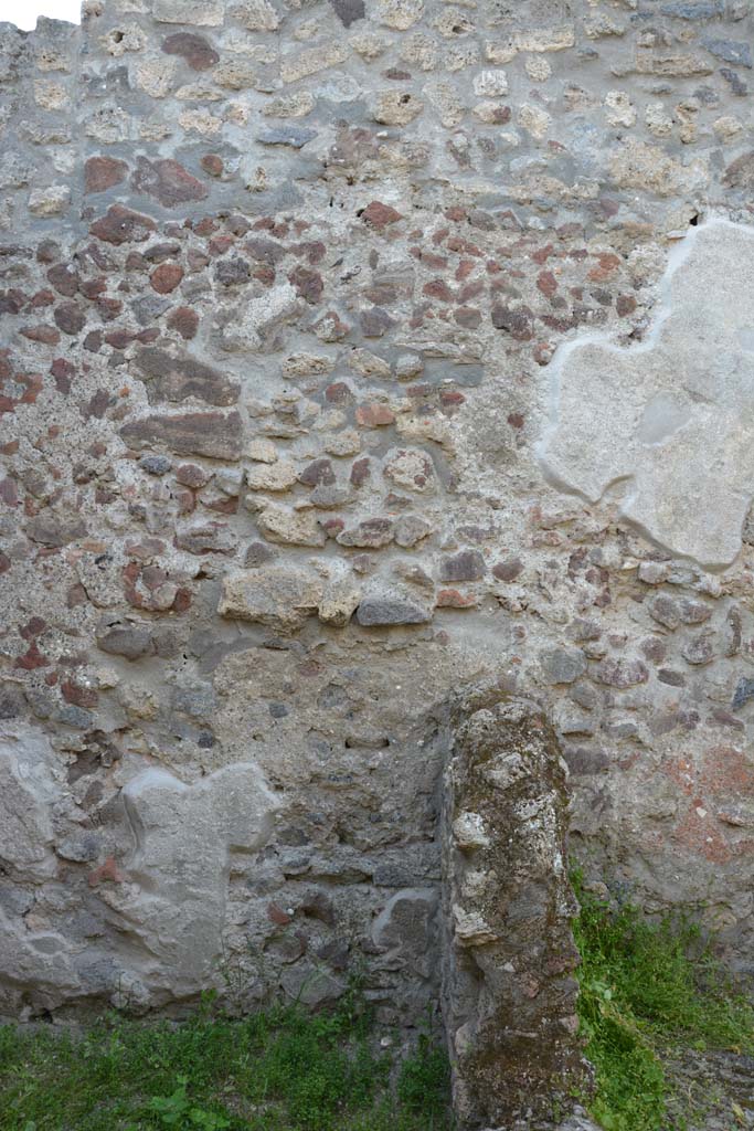 IX.5.9 Pompeii. May 2017. Room �n/q�, west wall with small wall dividing two rooms.
Foto Christian Beck, ERC Grant 681269 D�COR.
