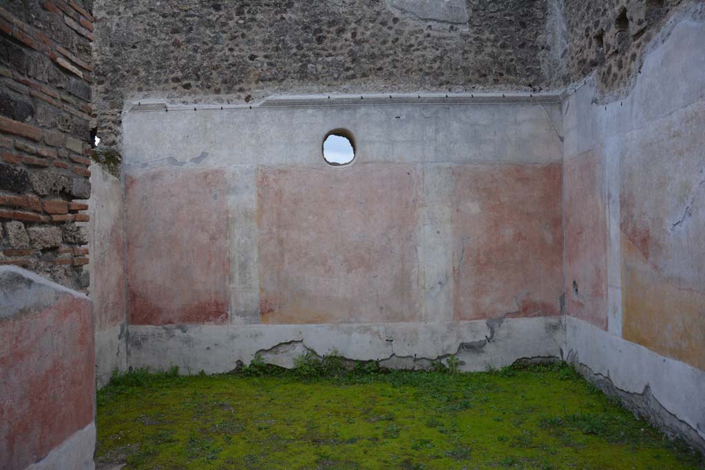 IX.5.9 Pompeii. March 2017. Room �p�, looking south through entrance doorway.
Foto Christian Beck, ERC Grant 681269 D�COR.
