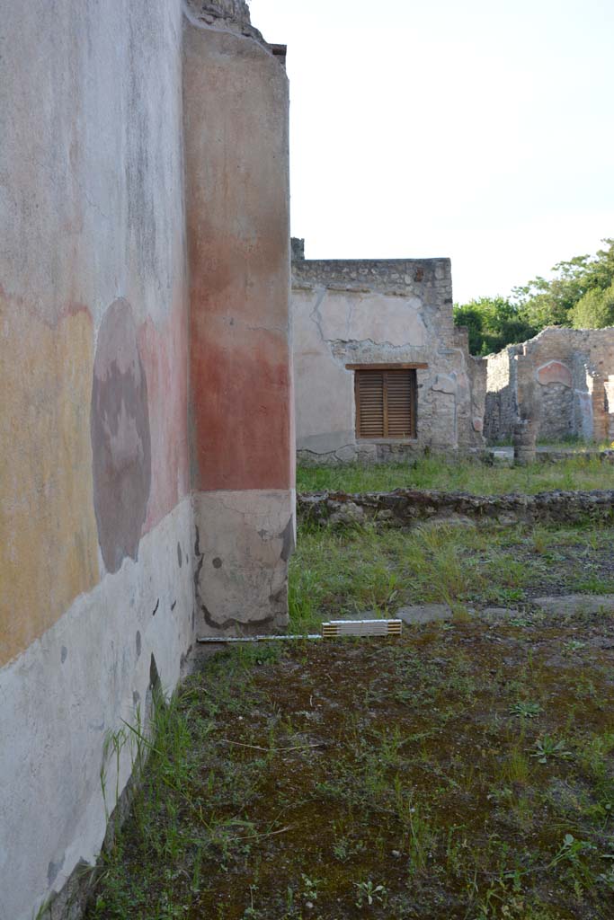 IX.5.9 Pompeii. May 2017. 
Room �p�, looking north to north-west corner and through doorway onto peristyle.
Foto Christian Beck, ERC Grant 681269 D�COR.
