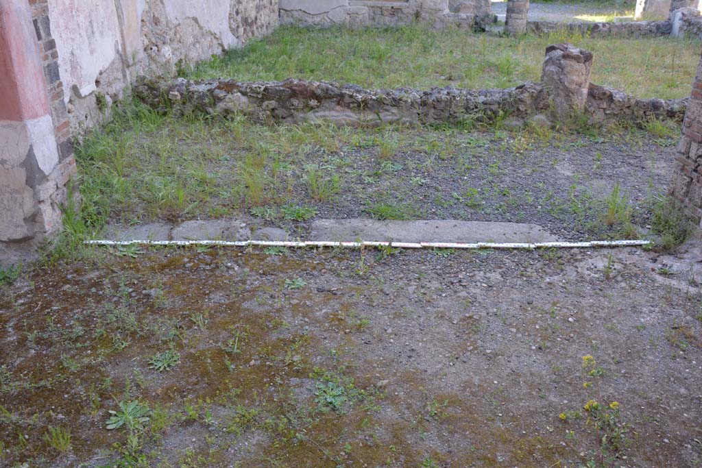 IX.5.9 Pompeii. May 2017. Room �p�, looking north through doorway onto south portico of peristyle.
Foto Christian Beck, ERC Grant 681269 D�COR.

