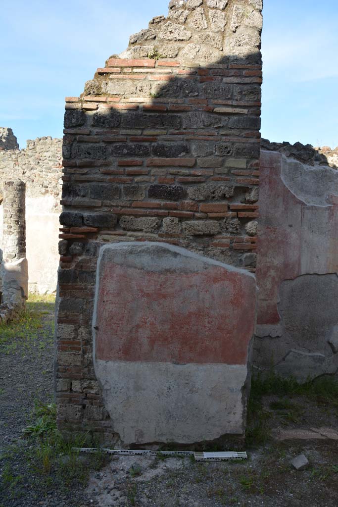 IX.5.9 Pompeii. May 2017. Room �p�, wide pilaster on east side of doorway.
Foto Christian Beck, ERC Grant 681269 D�COR.
