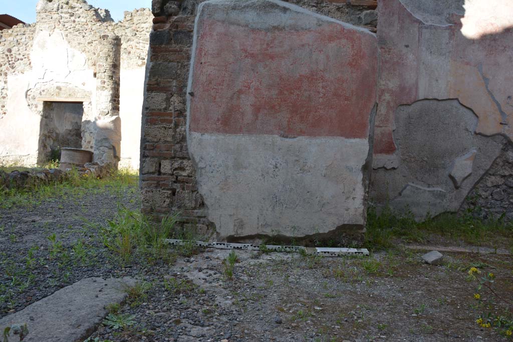 IX.5.9 Pompeii. May 2017. Room �p�, looking east to decoration on lower doorway pilaster.
Foto Christian Beck, ERC Grant 681269 D�COR.
IX.5.9 Pompeii. May 2017. Room �p�, looking east to decoration on lower doorway pilaster.
Foto Christian Beck, ERC Grant 681269 D�COR.
According to PPM, 
this doorway pilaster was decorated with a black zoccolo decorated with painted plants and above this was painted red with a carpet border of semicircles.
See Carratelli, G. P., 1990-2003. Pompei: Pitture e Mosaici. IX (9). Roma: Istituto della enciclopedia italiana, (p.524). 

