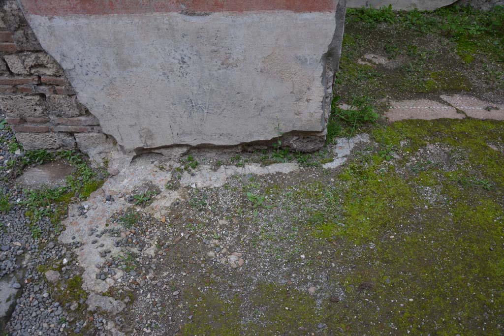 IX.5.9 Pompeii. March 2017. Room �p�, lower doorway pilaster on east side of doorway, and flooring. 
Foto Christian Beck, ERC Grant 681269 D�COR.

